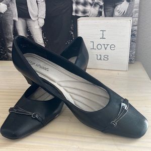 Easy Street Ladies Size 11 Heels